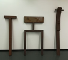Tom Feritsch,  Installation von 3 Stelen variabel